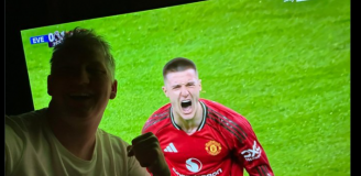 Tak Bastian Schweinsteiger KIBICUJE Manchesterowi United :D